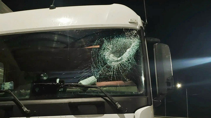 Водителя чуть не убило доской, сброшенной с эстакады над платной трассой М-12