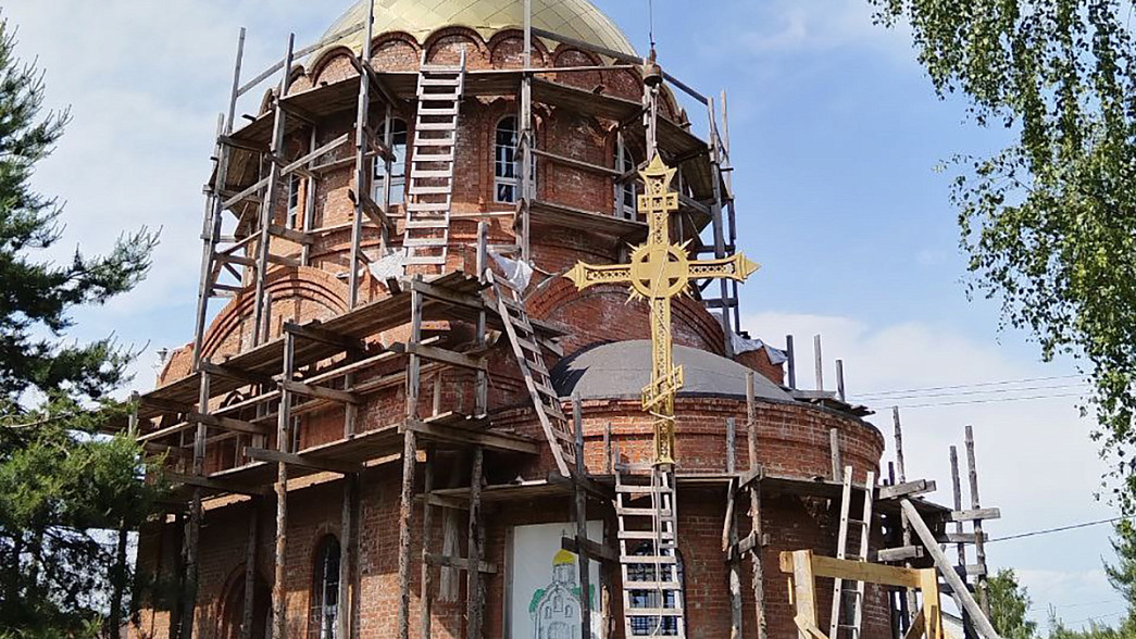 В канун Троицы на Троицкую церковь водрузили крест