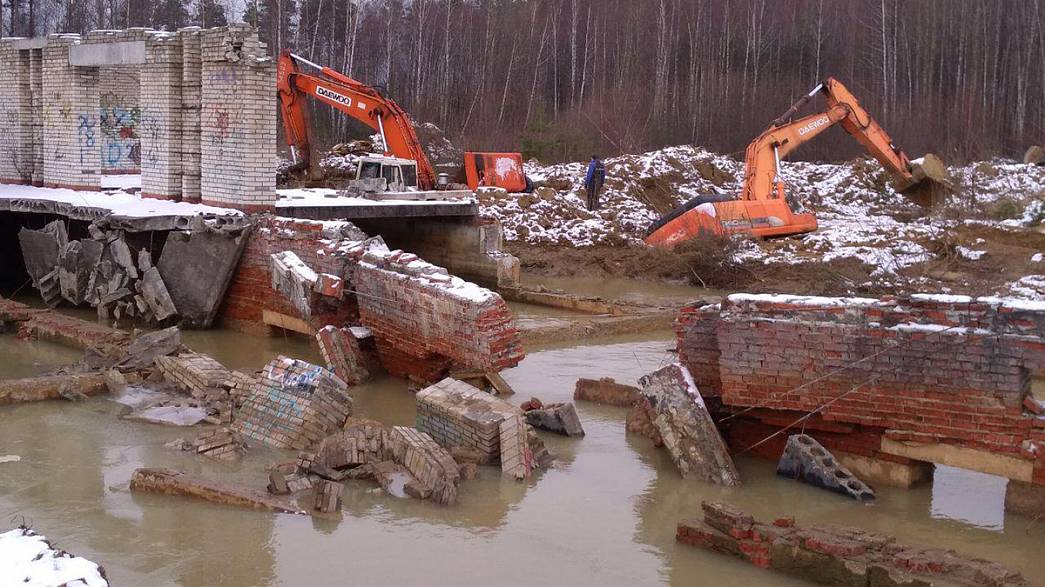 Во Владимирской области при демонтаже советского долгостроя утопили два экскаватора 