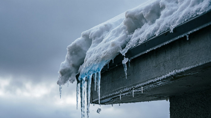 11-летняя девочка пострадала от падения льда с крыши многоэтажного дома