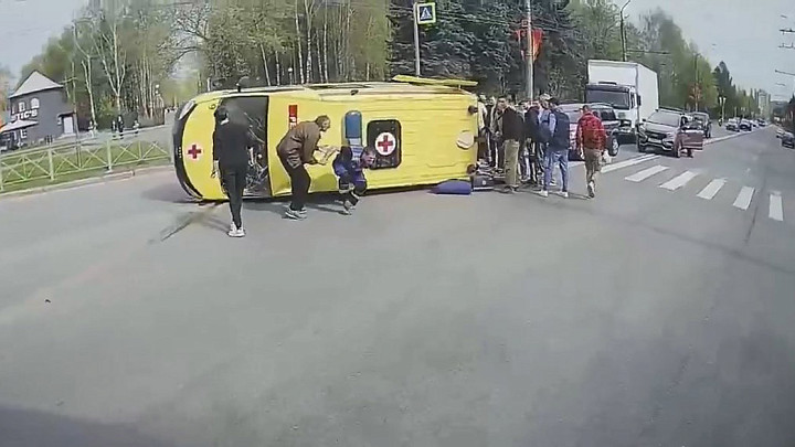Во Владимире на Комиссарова перевернулся автомобиль скорой помощи