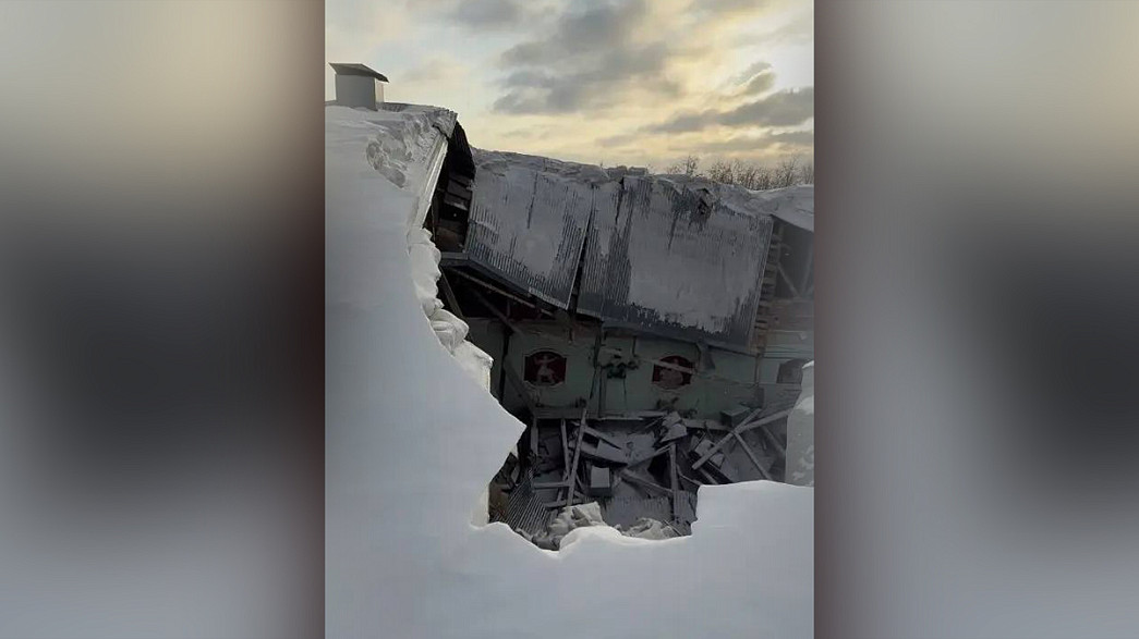 Из-за рухнувшей крыши школы искусств возбудили уголовное дело и перекрыли улицу