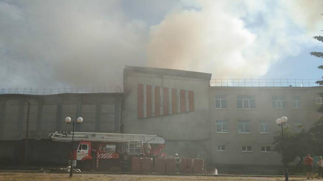В Центре культуры и досуга в Гусь-Хрустальном, где ночью бушевал пожар, периодически возобновляется горение
