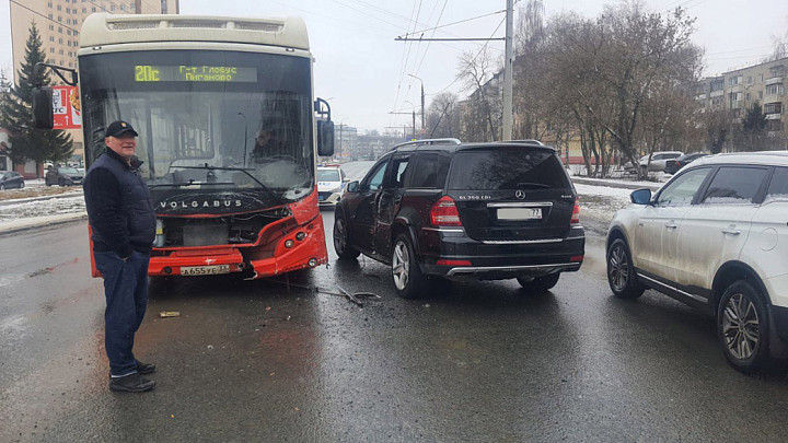 Во Владимире на улице Чайковского «Мерседес» подбил автобус маршрута №20