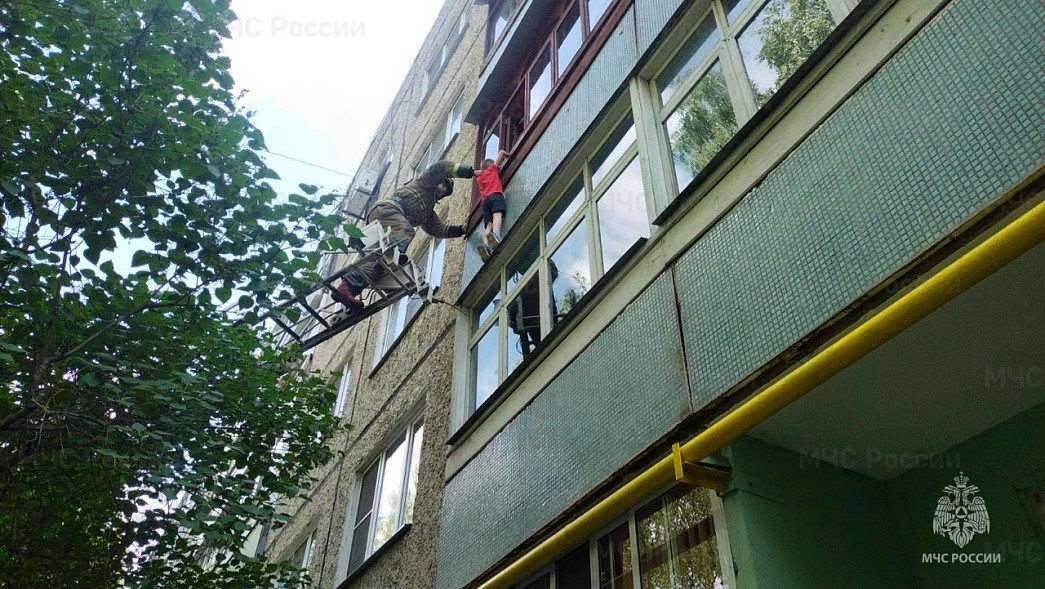 Пожарные спасли ребёнка, висевшего на карнизе четвёртого этажа