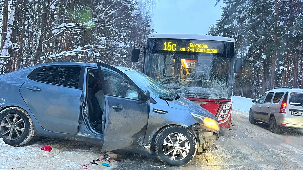 Женщина и двое детей пострадали в ДТП с автобусом в Загородном