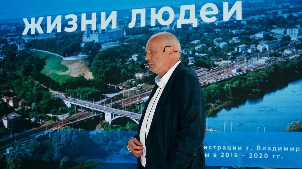 Сити-менеджер города Владимира Андрей Шохин рассказывает о своих успехах за последние пять лет. Отчет о достижениях проходит на свежем воздухе в Патриаршем саду