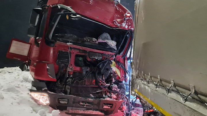 Столкновение двух грузовиков остановило федеральную трассу М-7