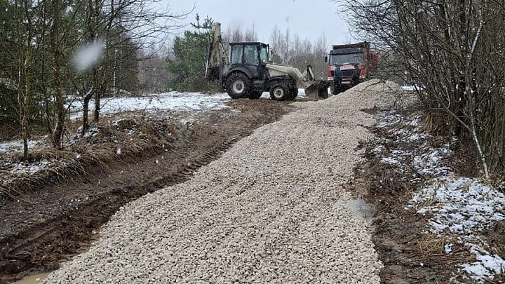 Гиблую дорогу к трем судогодским деревням, где жители обвинили власти в 15-летней «демонстрации неуважения к закону и людям», начали отсыпать щебнем