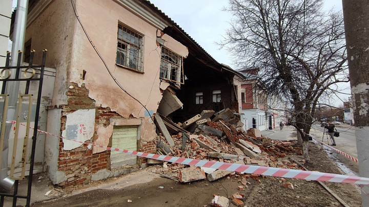 Владельцев рухнувшего дома в центре Владимира обяжут снести постройку до конца