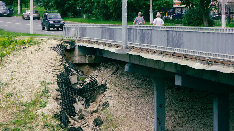 Отремонтированный три года назад мост у ДДюТ снова нуждается в ремонте