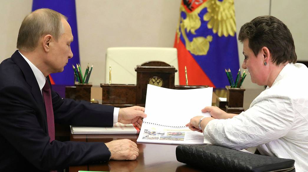 Путин показал Орловой зеленую папку жалоб