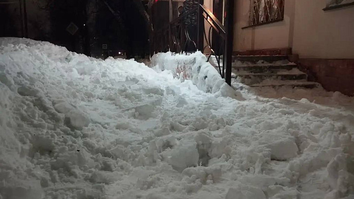 За поломанные упавшим с крыши снегом ребра с управкомпании потребовали 400 тысяч