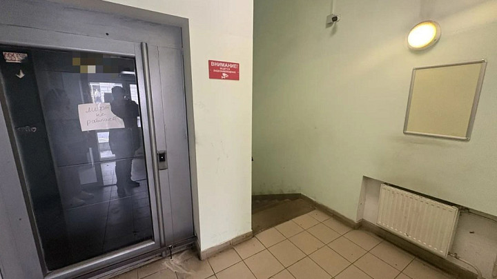 После падения женщины в шахту лифта в ТЦ прокуратура начала проверку