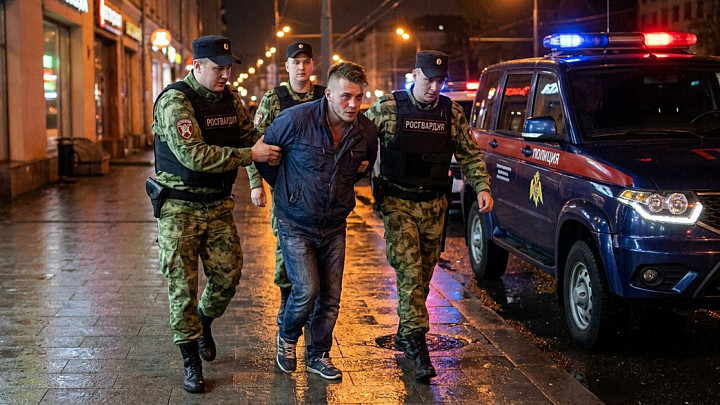 Пьяный дебошир при задержании побил двух росгвардейцев