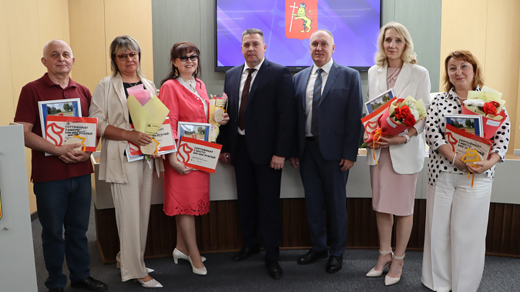 Во Владимире наградили победителей конкурсов проектов по развитию школ и детских садов
