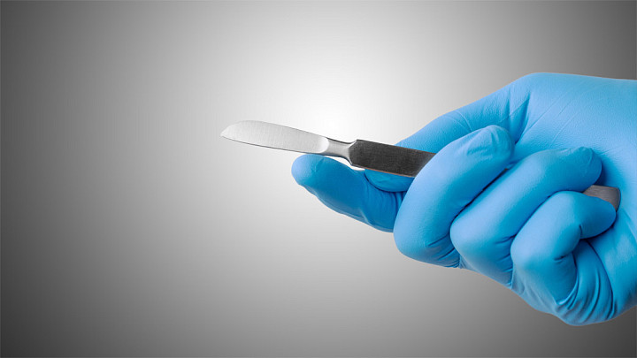 Женщина после операции несколько лет жила с обломком скальпеля в груди