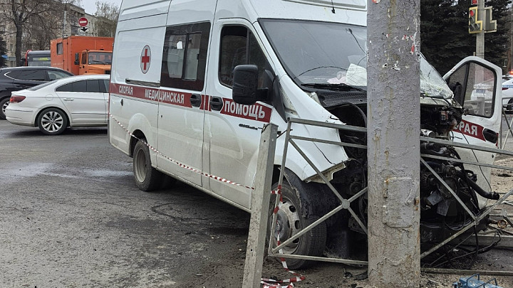 Грузовой МАН снес машину скорой помощи на полном ходу. Видео