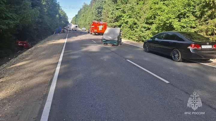 В столкновении трех автомобилей погиб водитель