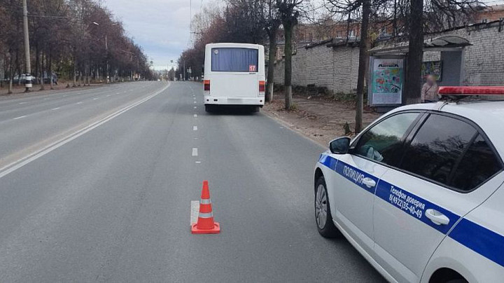 В мужчину на остановке прилетел камень из-под колеса автобуса