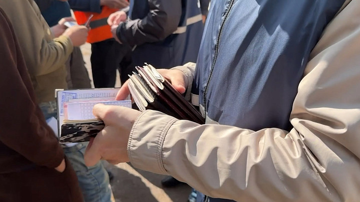 Гастарбайтер продлил пребывание в России на полтора года. Но проведет их в колонии