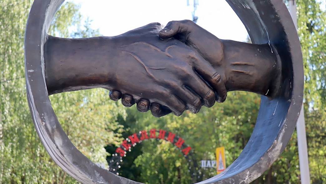 В Красной Горбатке появился памятник рукопожатию