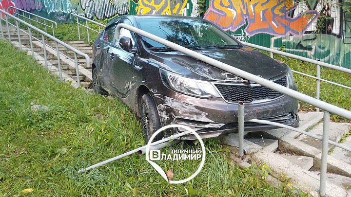 Подросток за рулем автомобиля KIA прокатился по пешеходной лестнице