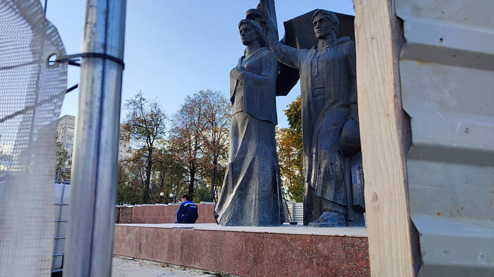 Завершение ремонта монумента на площади Победы остановили обнаруженные пустоты
