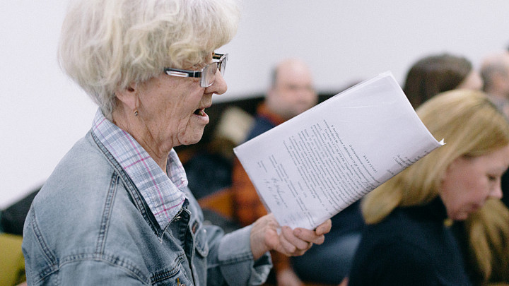 Пенсионерка захотела дать показания в защиту экс-мэра Наумова. Её попросили не нарушать порядок