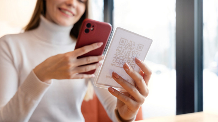 Владимирцы стали чаще оплачивать покупки улыбками, по QR-кодам или через СБП