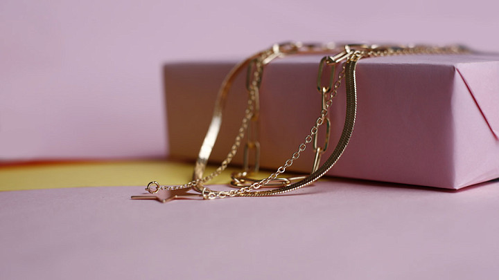 Работник пункта выдачи заказов придумал схему хищения ювелирных украшений. Но что-то пошло не так