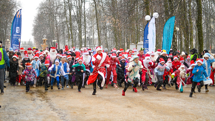 Дедов Морозов и Снегурочек опять отправили бегать в Центральный парк Владимира