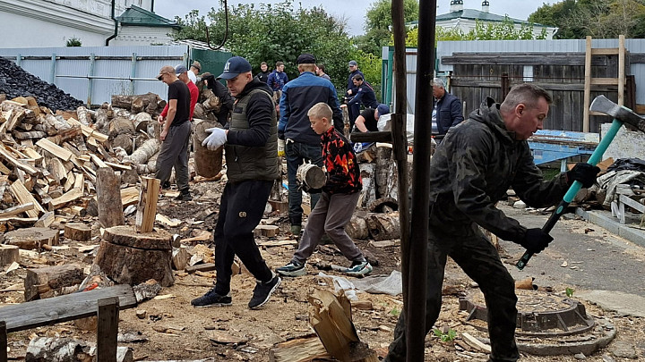 Мэр Владимира взял бензопилу и занялся заготовкой дров для женского монастыря