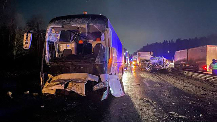 В столкновении грузовика, легкового автомобиля автобуса пострадали двое человек
