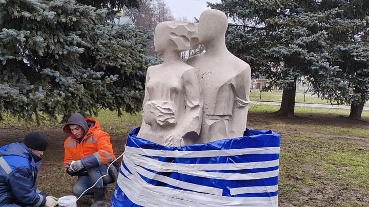 Во Владимире устанавливают белокаменные скульптуры, оставшиеся после летнего фестиваля