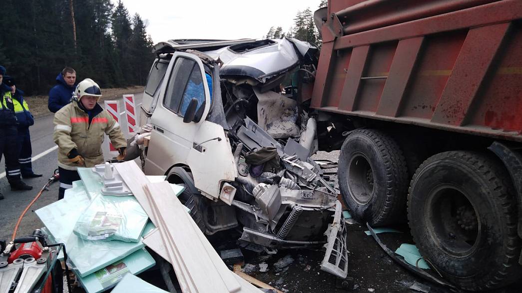 На М-7 в Камешковском районе водитель «ГАЗели» погиб при столкновении с дорожным «КАМАЗом»