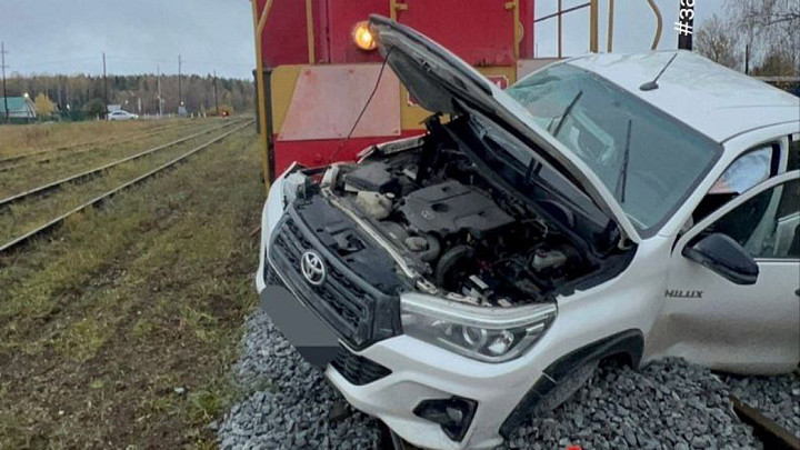 Водитель автомобиля Toyota Hilux пытался проскочить переезд перед тепловозом. Не получилось