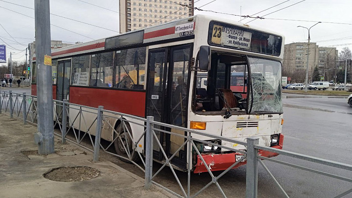 «ГАЗель» врезалась в автобус частного перевозчика
