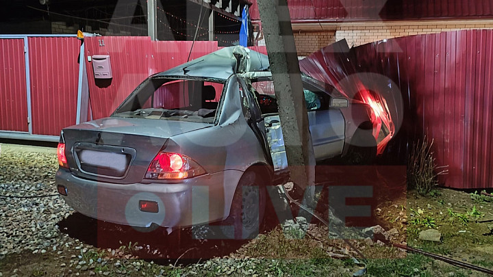 Водитель Mitsubishi Lancer, врезавшийся в столб и забор, отделался ушибами