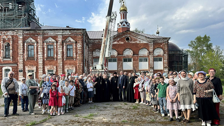 На Воскресенский храм, который 80 лет был школой, водрузили купол с крестом