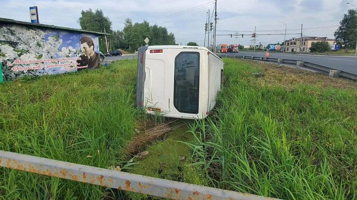 Во Владимирской области опрокинулся маршрутный автобус с пассажирами