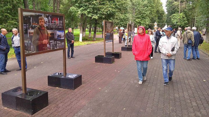 В Центральном парке города Владимира открылась выставка памяти владимирского фотографа Владимира Чучадеева