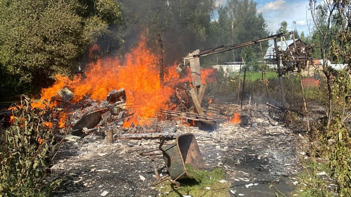 На пожаре в дачном домике погибла женщина и пострадал мужчина