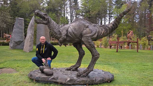 Шанин подарил датчанам динозавра