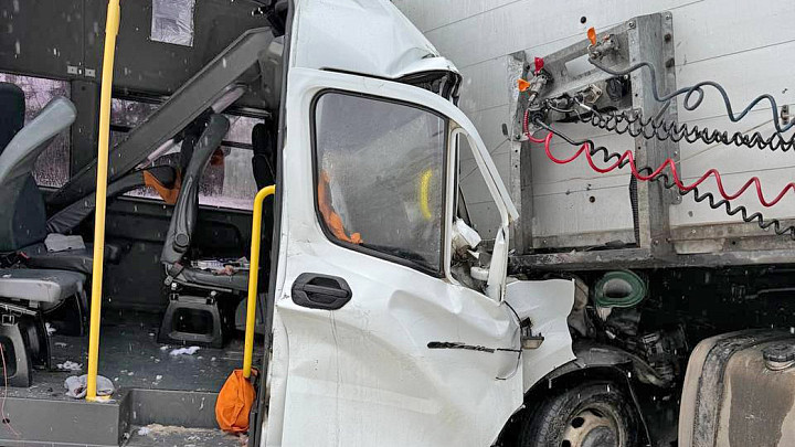 На федеральной трассе в Камешковском районе столкнулись пассажирская ГАЗель и фура. Есть пострадавшие