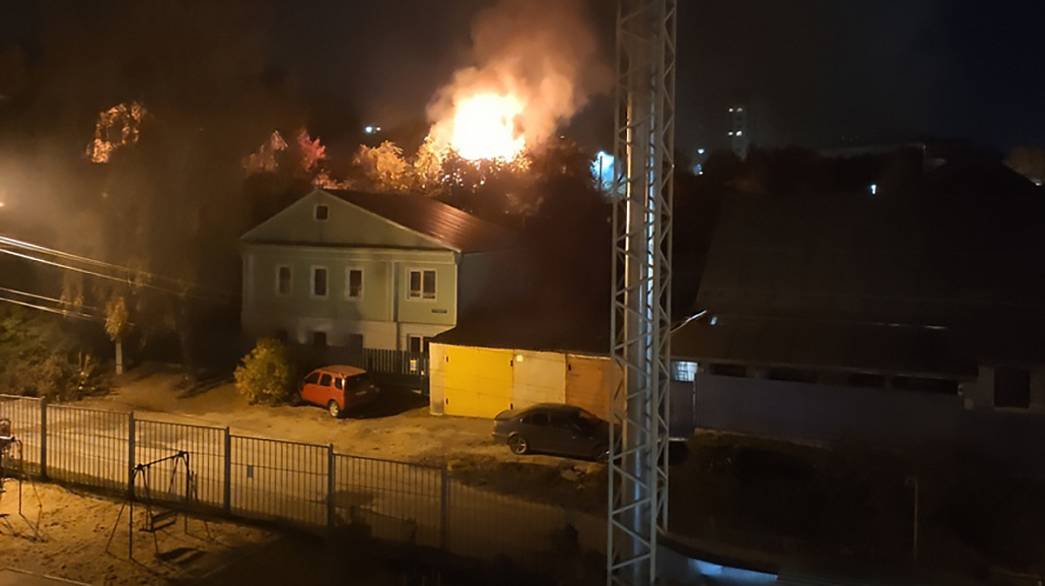В Юго-Западном районе Владимира на улице Мичурина, плотно застроенной коттеджами, сгорел частный дом