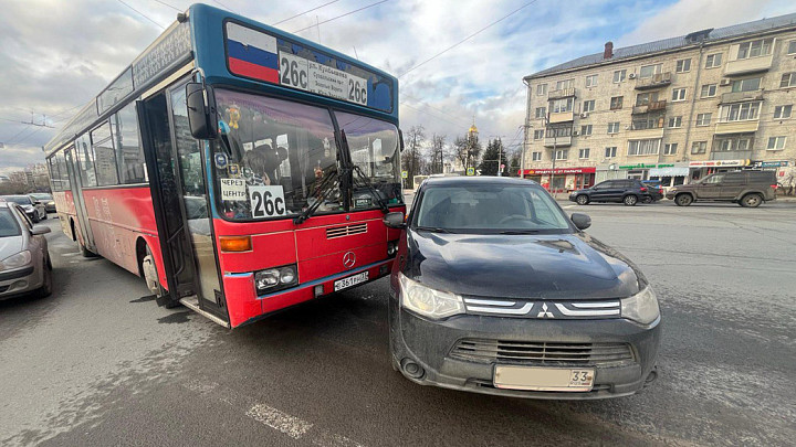 В столкновении с внедорожником пострадал ребенок, ехавший в рейсовом автобусе