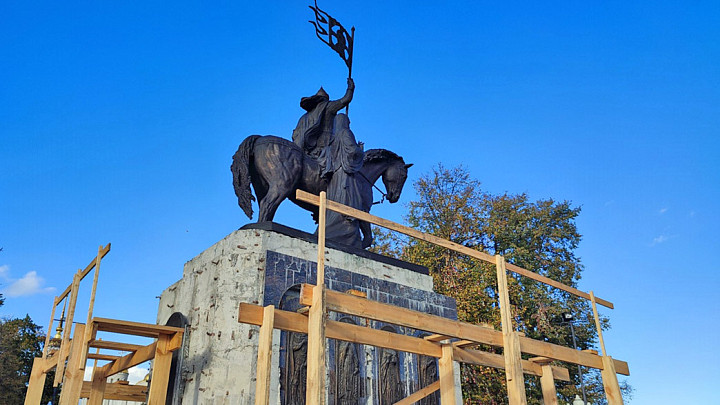 Конный памятник князю Владимиру заразился эпидемией недостроев