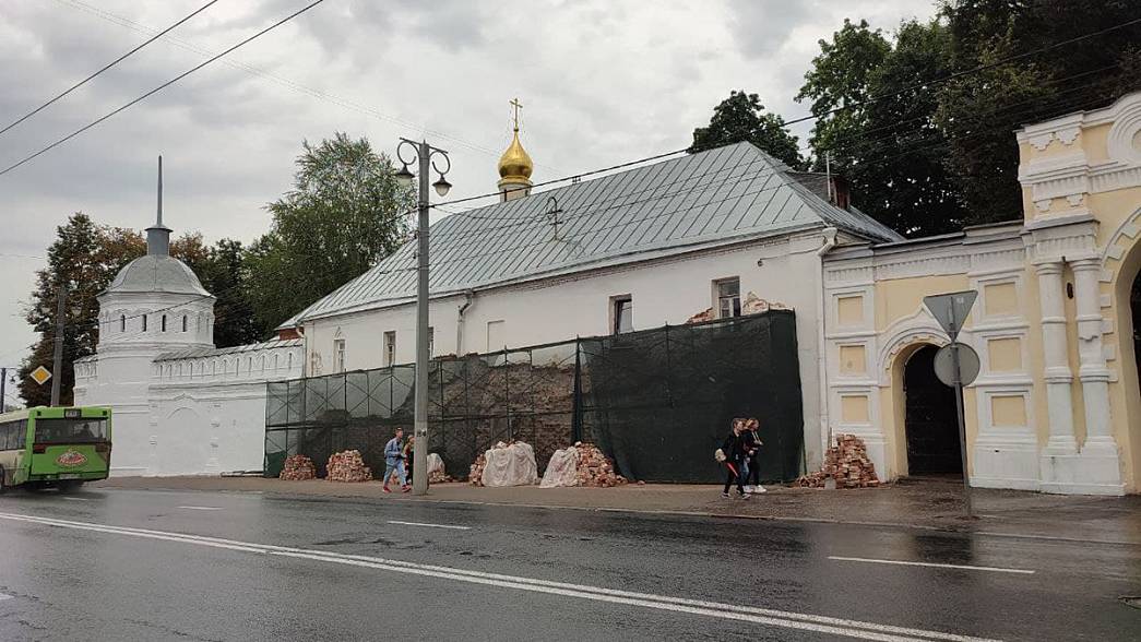 Что замуровали в стену Богородице-Рождественского монастыря в XIX веке?