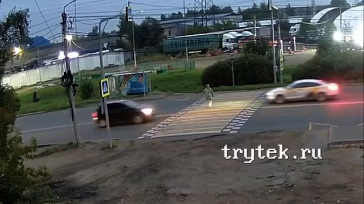 Таксист сбил женщину на «зебре». В сети появилось видео жесткого ДТП